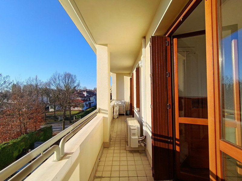 Rif. VIG229
Proponiamo in vendita un elegante appartamento duplex a Peraga di Vigonza.
L’immobile...