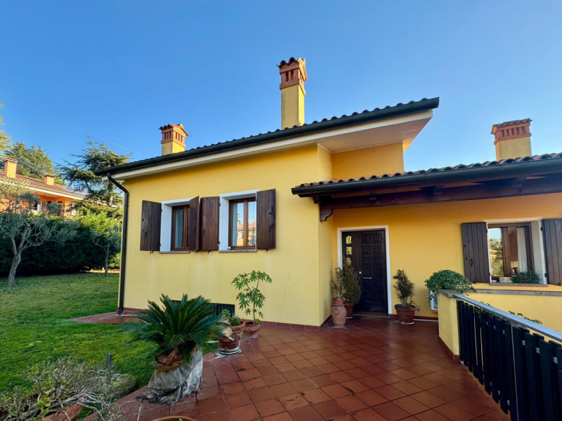 COMPOSIZIONE:
Proponiamo in vendita villetta, sviluppata su tre livelli, situata a Baone loc. Riv...