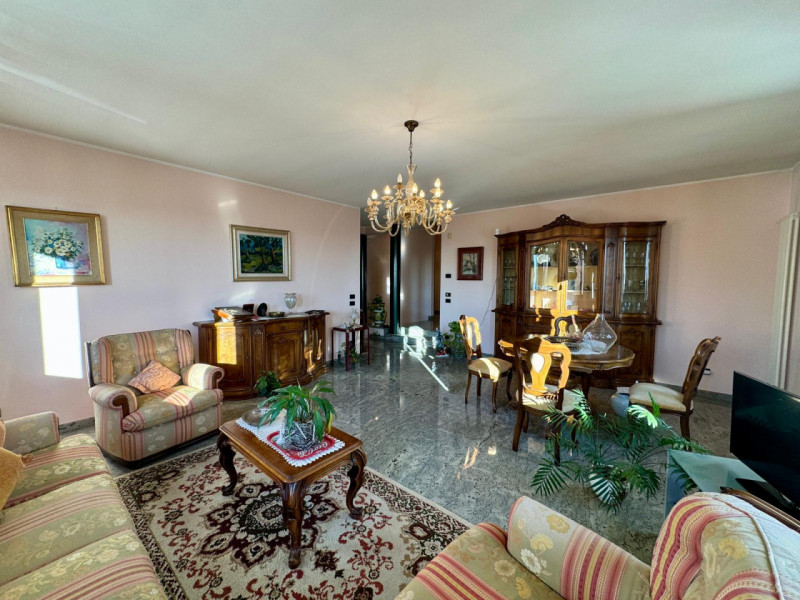 COMPOSIZIONE:
Proponiamo in vendita villetta, sviluppata su tre livelli, situata a Baone loc. Riv...