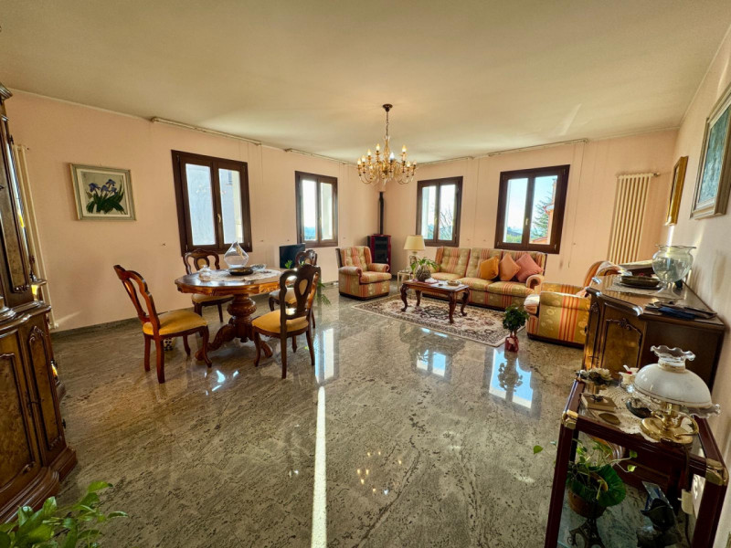 COMPOSIZIONE:
Proponiamo in vendita villetta, sviluppata su tre livelli, situata a Baone loc. Riv...