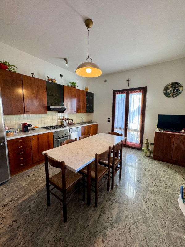 COMPOSIZIONE:
Proponiamo in vendita villetta, sviluppata su tre livelli, situata a Baone loc. Riv...