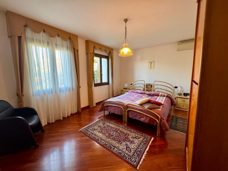 COMPOSIZIONE:
Proponiamo in vendita villetta, sviluppata su tre livelli, situata a Baone loc. Riv...