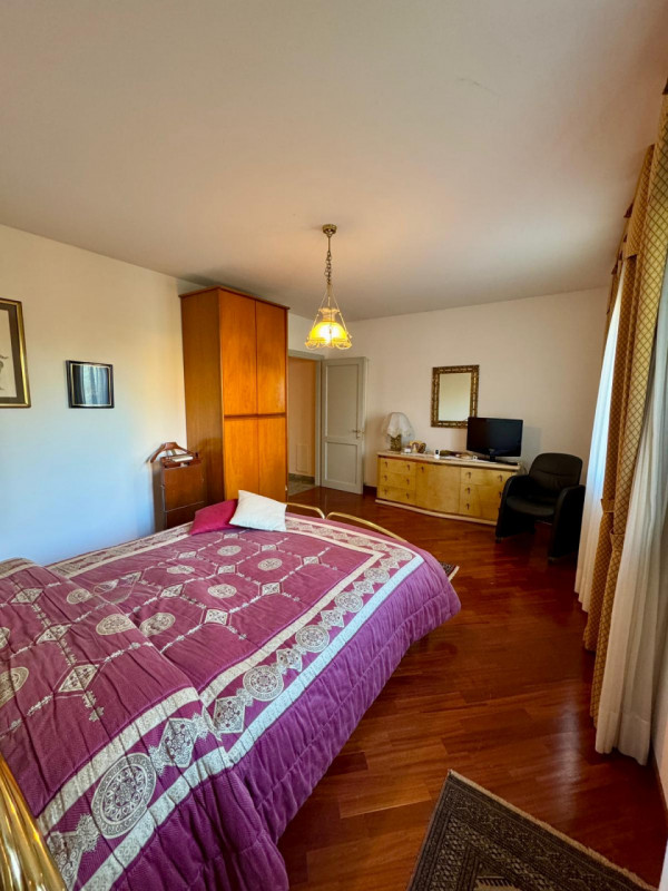 COMPOSIZIONE:
Proponiamo in vendita villetta, sviluppata su tre livelli, situata a Baone loc. Riv...