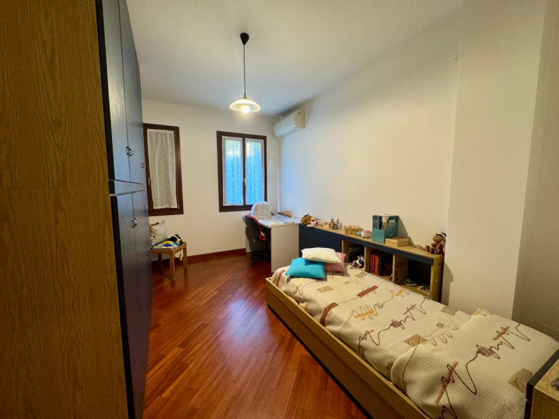 COMPOSIZIONE:
Proponiamo in vendita villetta, sviluppata su tre livelli, situata a Baone loc. Riv...