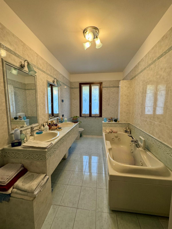 COMPOSIZIONE:
Proponiamo in vendita villetta, sviluppata su tre livelli, situata a Baone loc. Riv...