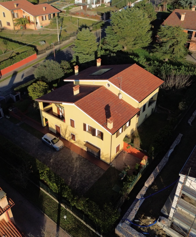 COMPOSIZIONE:
Proponiamo in vendita villetta, sviluppata su tre livelli, situata a Baone loc. Riv...