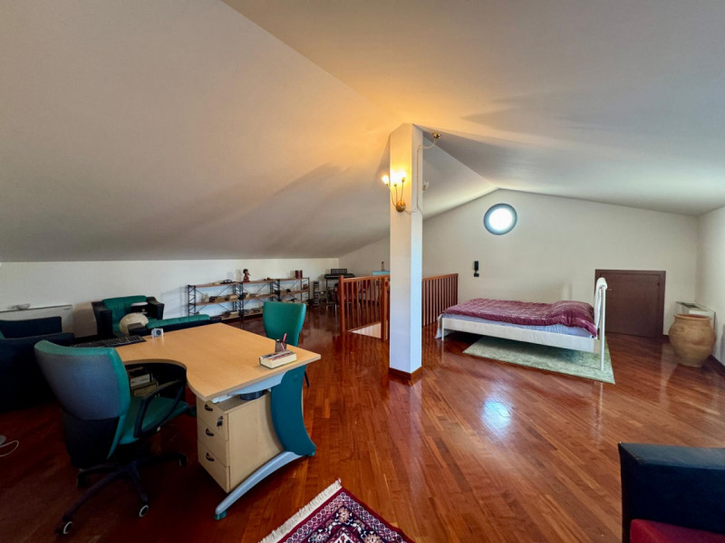 COMPOSIZIONE:
Proponiamo in vendita villetta, sviluppata su tre livelli, situata a Baone loc. Riv...