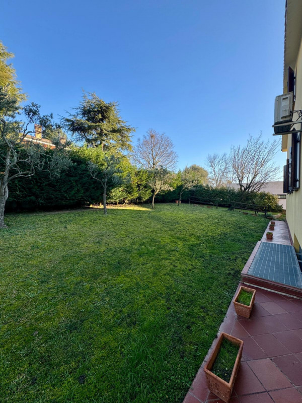 COMPOSIZIONE:
Proponiamo in vendita villetta, sviluppata su tre livelli, situata a Baone loc. Riv...