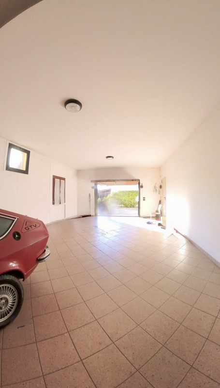 COMPOSIZIONE:
Proponiamo in vendita villetta, sviluppata su tre livelli, situata a Baone loc. Riv...