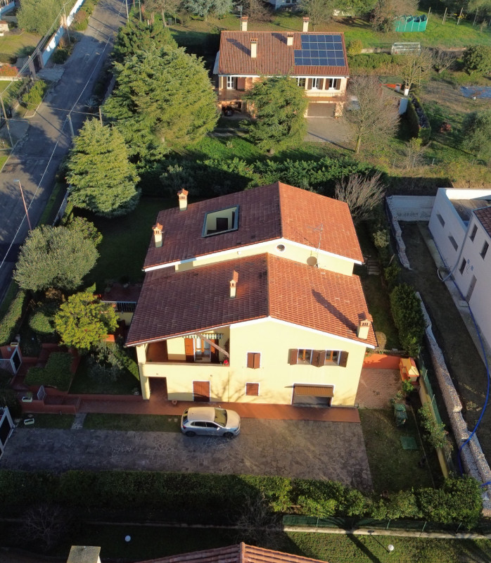 COMPOSIZIONE:
Proponiamo in vendita villetta, sviluppata su tre livelli, situata a Baone loc. Riv...