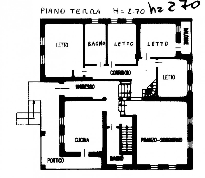 COMPOSIZIONE:
Proponiamo in vendita villetta, sviluppata su tre livelli, situata a Baone loc. Riv...