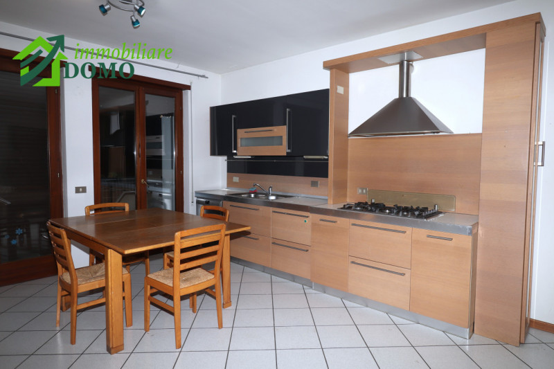 MONTECCHIO PRECALCINO - LEVA': appartamento BICAMERE con garage e posto auto, al primo piano, com...