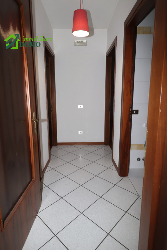 MONTECCHIO PRECALCINO - LEVA': appartamento BICAMERE con garage e posto auto, al primo piano, com...