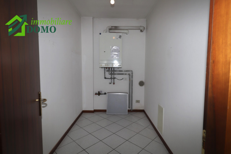 MONTECCHIO PRECALCINO - LEVA': appartamento BICAMERE con garage e posto auto, al primo piano, com...