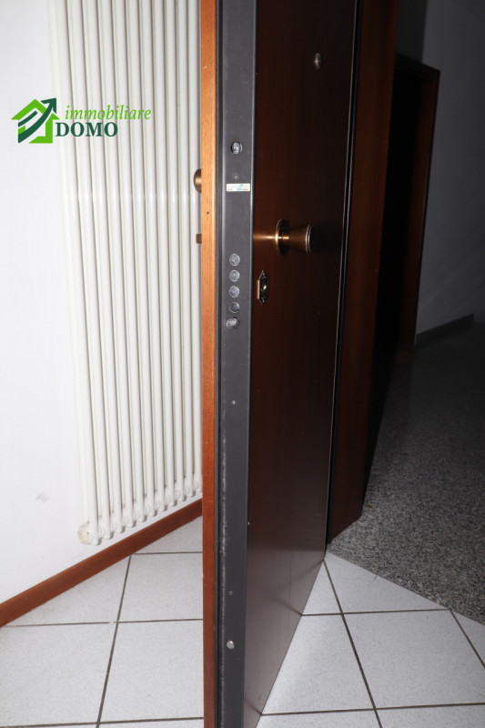 MONTECCHIO PRECALCINO - LEVA': appartamento BICAMERE con garage e posto auto, al primo piano, com...