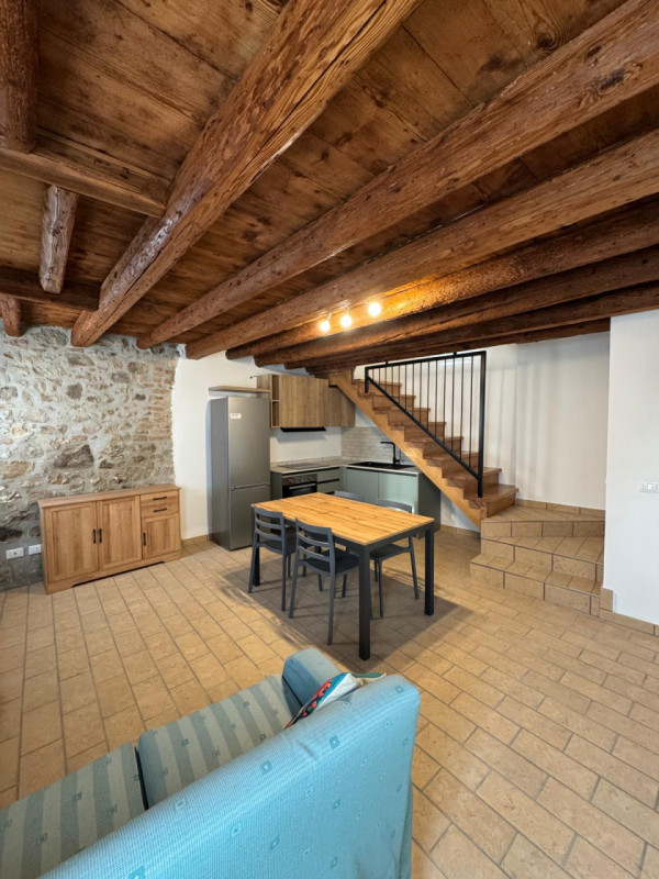 COMPOSIZIONE:
Proponiamo in affitto abitazione a schiera, situata a Calaone, con magazzino e scop...