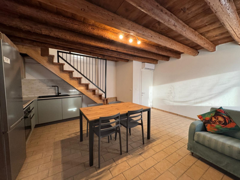 COMPOSIZIONE:
Proponiamo in affitto abitazione a schiera, situata a Calaone, con magazzino e scop...