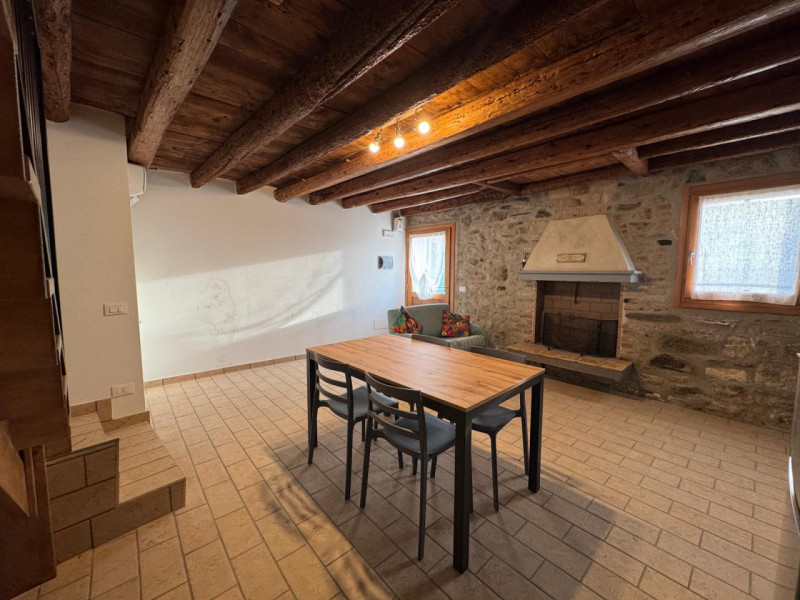 COMPOSIZIONE:
Proponiamo in affitto abitazione a schiera, situata a Calaone, con magazzino e scop...