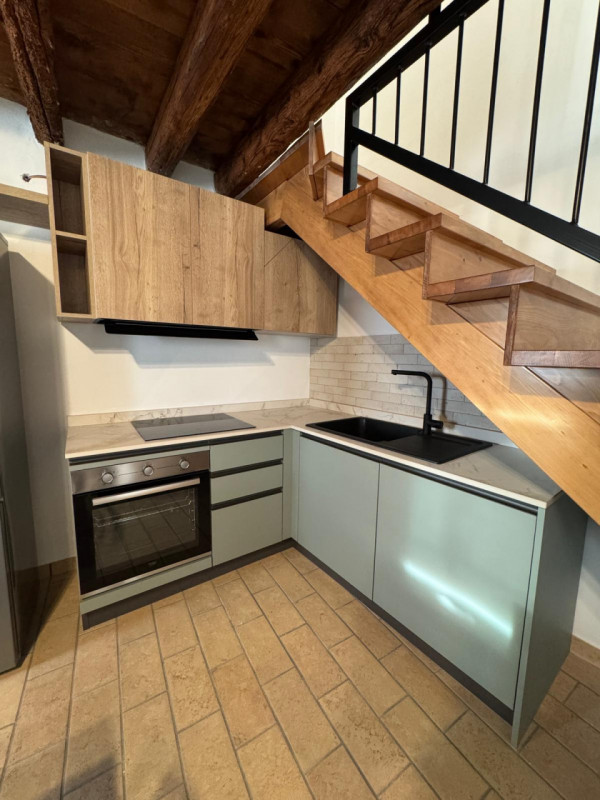 COMPOSIZIONE:
Proponiamo in affitto abitazione a schiera, situata a Calaone, con magazzino e scop...