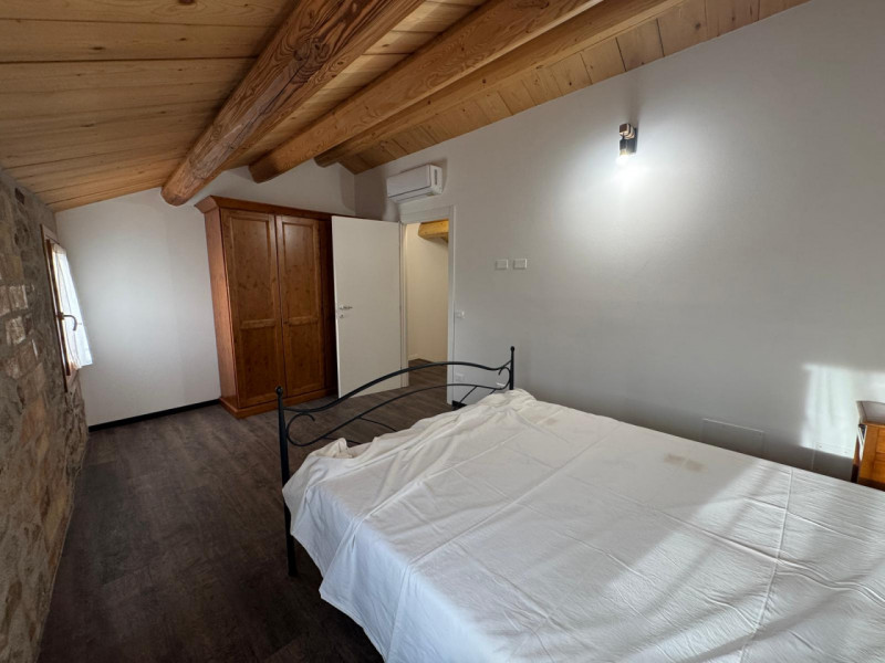 COMPOSIZIONE:
Proponiamo in affitto abitazione a schiera, situata a Calaone, con magazzino e scop...