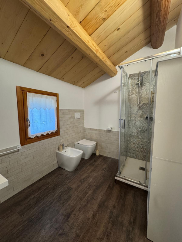 COMPOSIZIONE:
Proponiamo in affitto abitazione a schiera, situata a Calaone, con magazzino e scop...