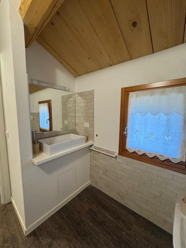 COMPOSIZIONE:
Proponiamo in affitto abitazione a schiera, situata a Calaone, con magazzino e scop...