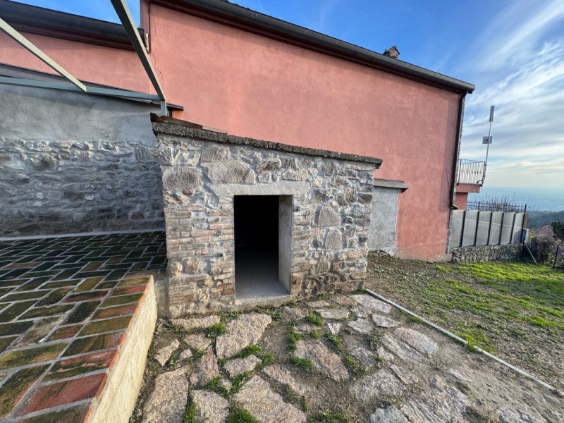 COMPOSIZIONE:
Proponiamo in affitto abitazione a schiera, situata a Calaone, con magazzino e scop...