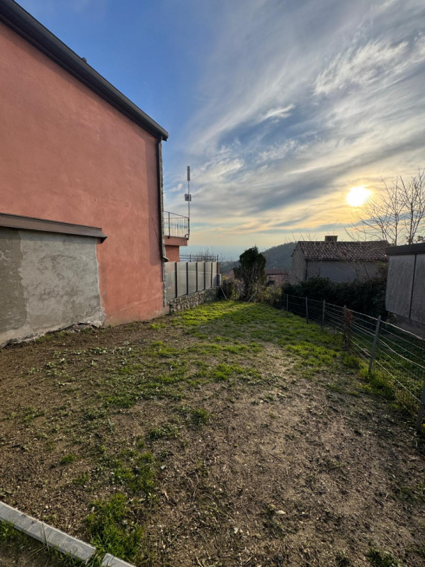 COMPOSIZIONE:
Proponiamo in affitto abitazione a schiera, situata a Calaone, con magazzino e scop...