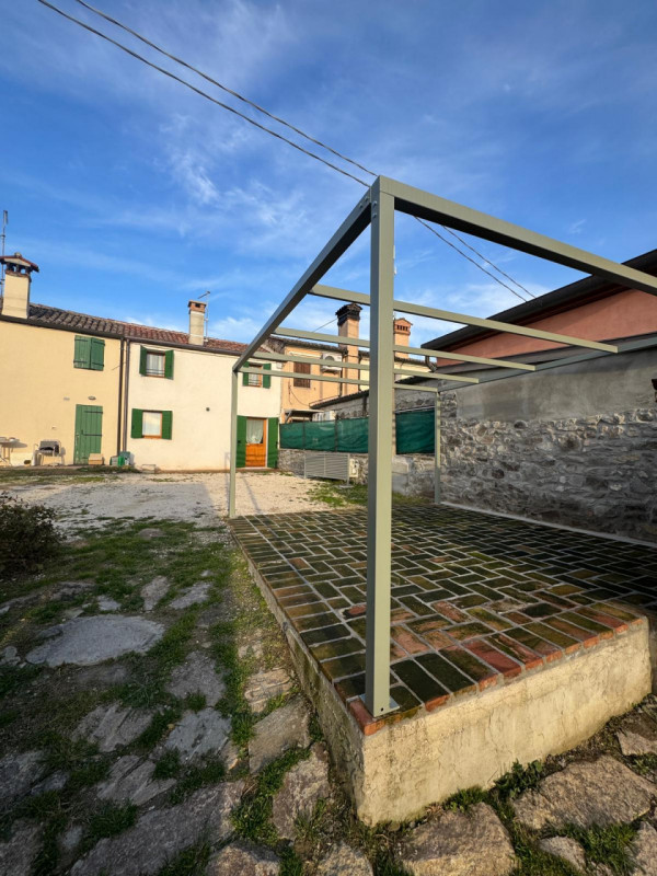 COMPOSIZIONE:
Proponiamo in affitto abitazione a schiera, situata a Calaone, con magazzino e scop...