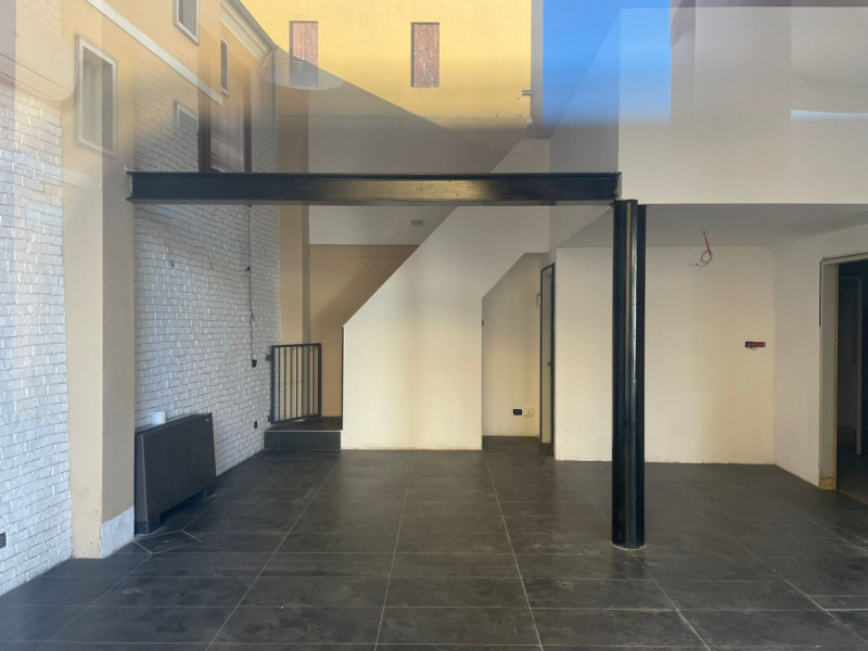 Negozio vetrinato fronte Piazza Castello, già disponibile per attività.
Vetrine e impianti.

Scop...