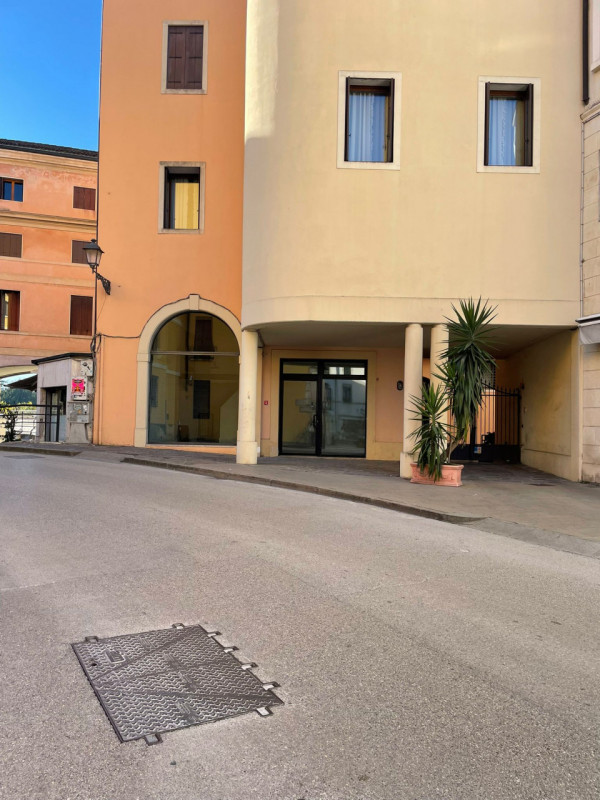 Negozio vetrinato fronte Piazza Castello, già disponibile per attività.
Vetrine e impianti.

Scop...
