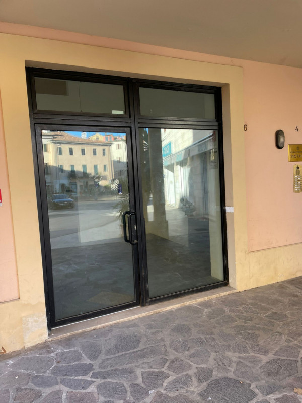 Negozio vetrinato fronte Piazza Castello, già disponibile per attività.
Vetrine e impianti.

Scop...