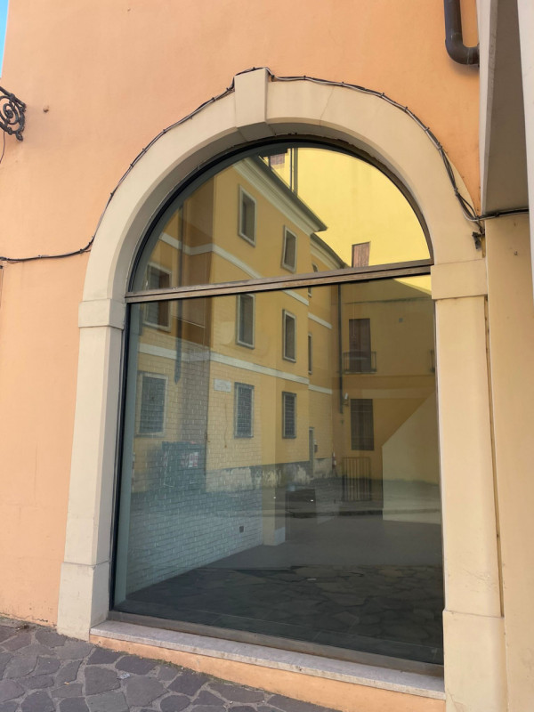 Negozio vetrinato fronte Piazza Castello, già disponibile per attività.
Vetrine e impianti.

Scop...