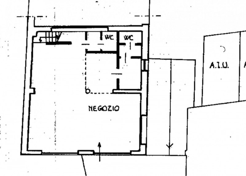 Negozio vetrinato fronte Piazza Castello, già disponibile per attività.
Vetrine e impianti.

Scop...