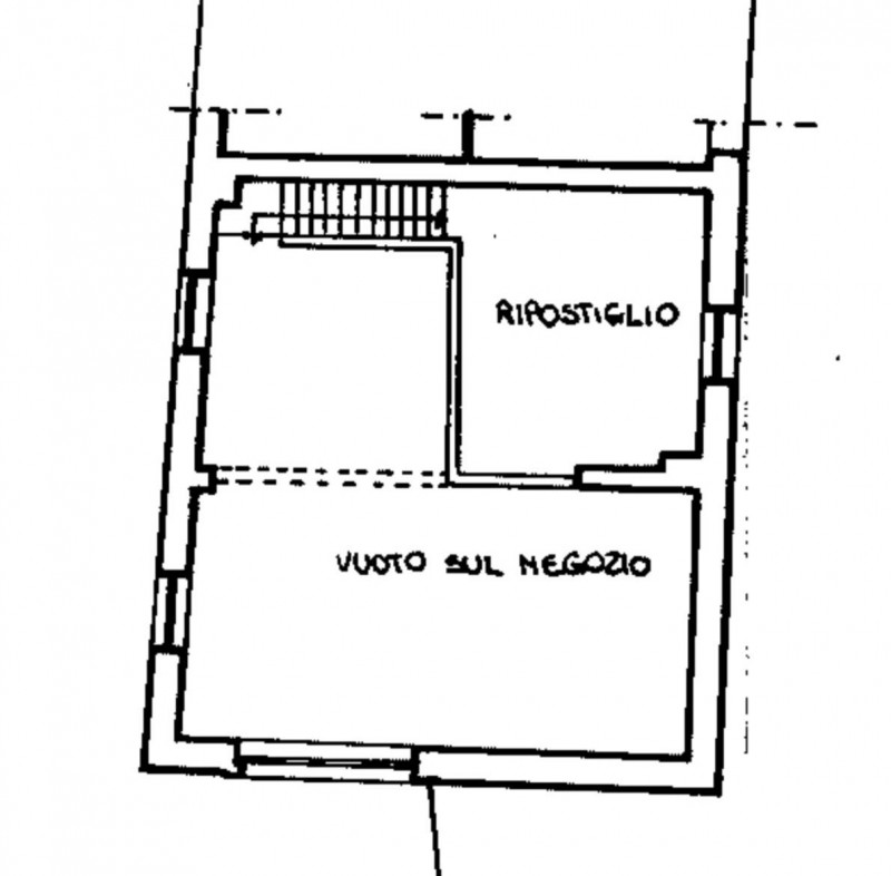 Negozio vetrinato fronte Piazza Castello, già disponibile per attività.
Vetrine e impianti.

Scop...