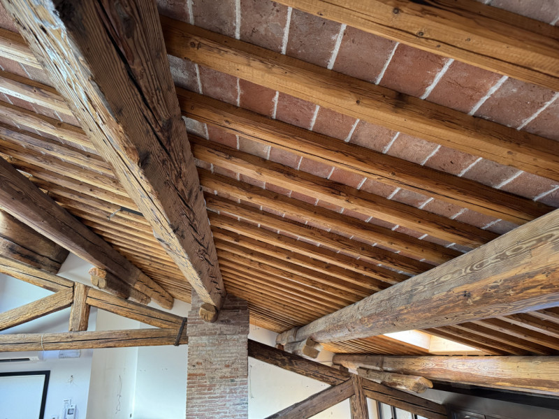 Rif.BAA121 (per info 393 9878704 Daniel)

Mansarda di charme su due livelli con travi a vista – C...