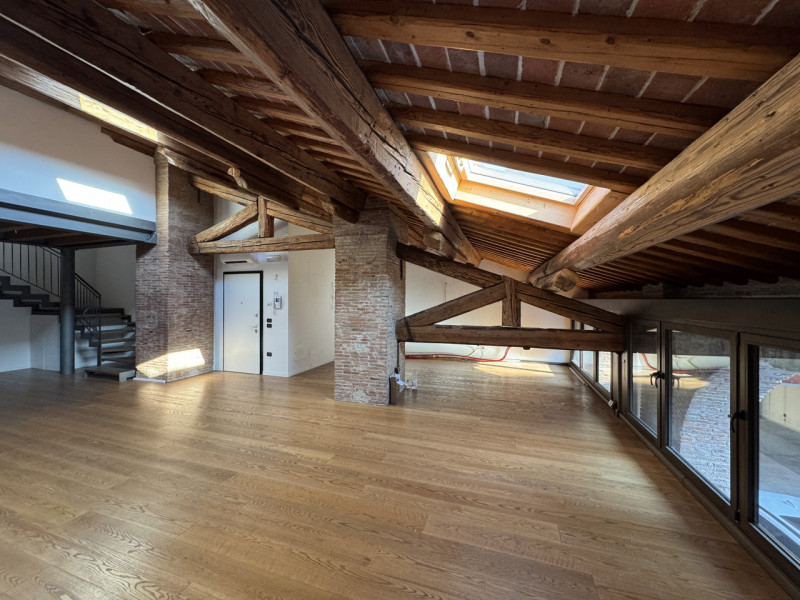 Rif.BAA121 (per info 393 9878704 Daniel)

Mansarda di charme su due livelli con travi a vista – C...