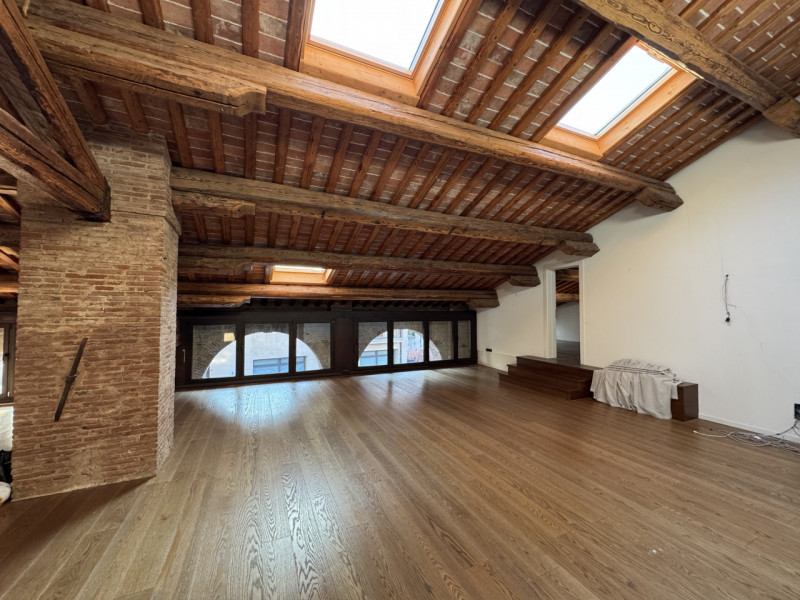 Rif.BAA121 (per info 393 9878704 Daniel)

Mansarda di charme su due livelli con travi a vista – C...