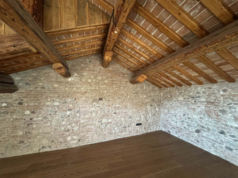 Rif.BAA121 (per info 393 9878704 Daniel)

Mansarda di charme su due livelli con travi a vista – C...