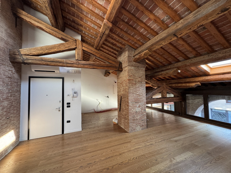 Rif.BAA121 (per info 393 9878704 Daniel)

Mansarda di charme su due livelli con travi a vista – C...