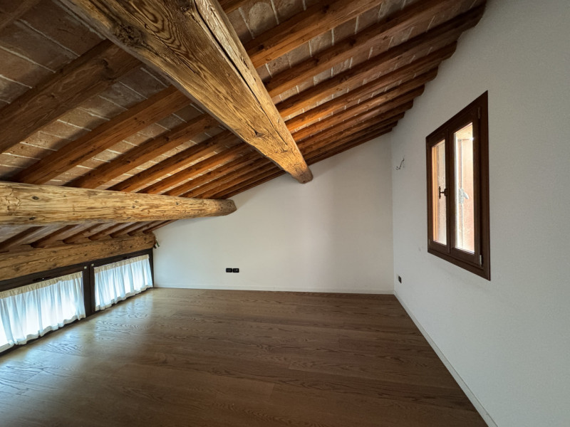 Rif.BAA121 (per info 393 9878704 Daniel)

Mansarda di charme su due livelli con travi a vista – C...