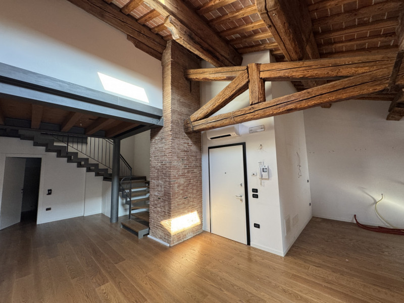 Rif.BAA121 (per info 393 9878704 Daniel)

Mansarda di charme su due livelli con travi a vista – C...