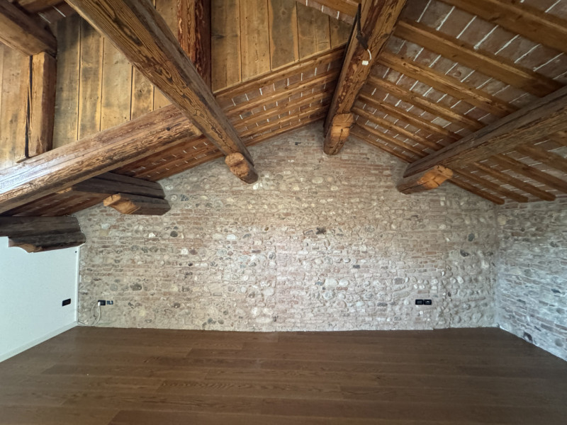 Rif.BAA121 (per info 393 9878704 Daniel)

Mansarda di charme su due livelli con travi a vista – C...