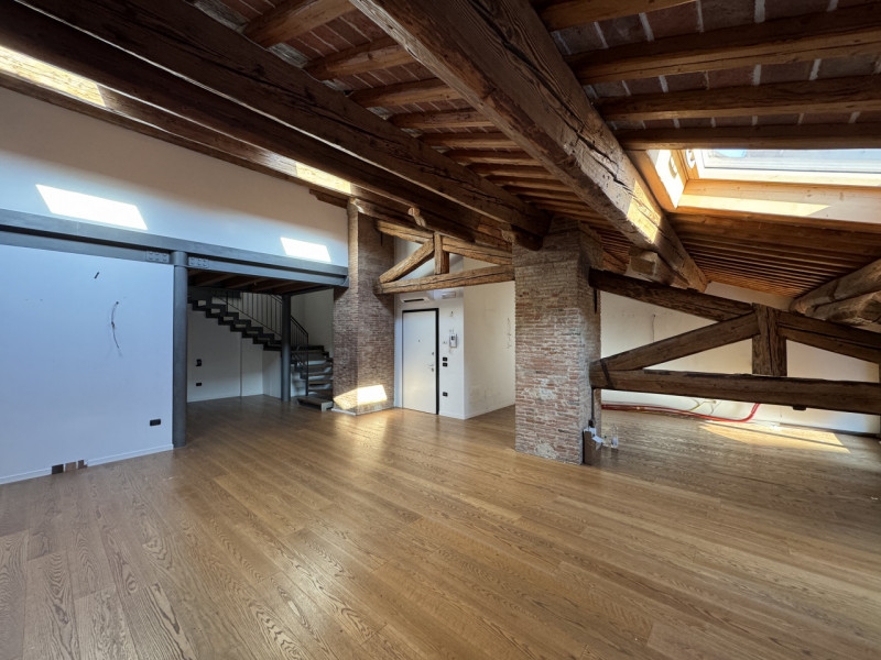 Rif.BAA121 (per info 393 9878704 Daniel)

Mansarda di charme su due livelli con travi a vista – C...