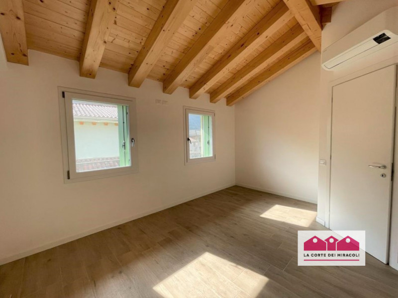 LUMIGNANO LONGARE: NUOVISSIMA CASA SINGOLA CON ZONA GIORNO, 4 CAMERE, 3 BAGNI, GARAGE, CORTILE PR...