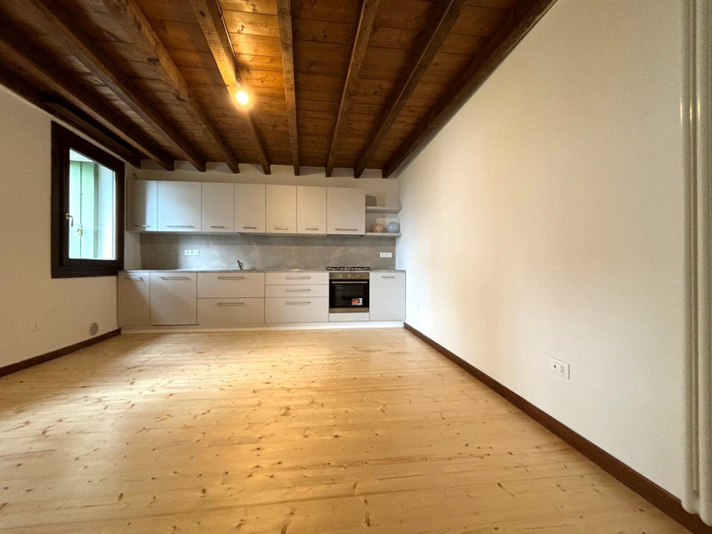 CREAZZO COLLE: BELLISSIMA BIFAMILIARE COMPLETAMENTE RISTRUTTURATA, CIRCONDATA DA UN PARCO, 3 CAME...