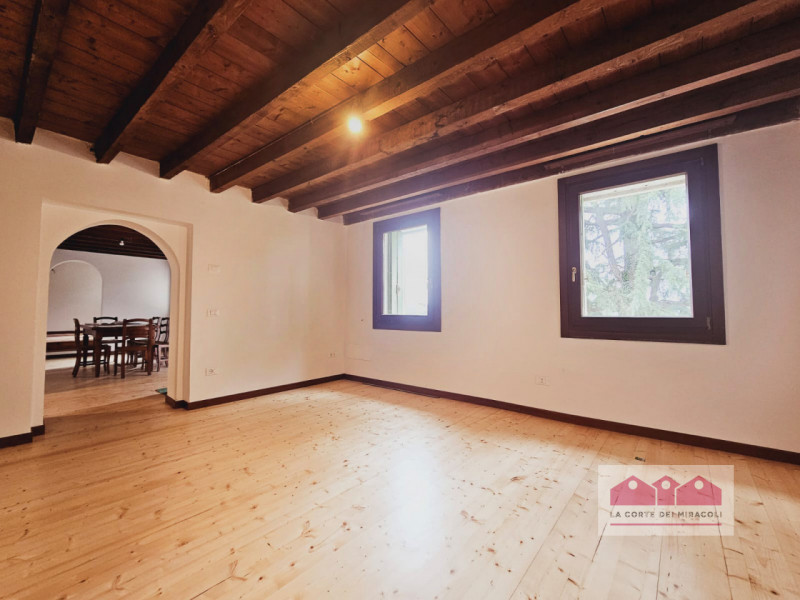 CREAZZO COLLE: BELLISSIMA BIFAMILIARE COMPLETAMENTE RISTRUTTURATA, CIRCONDATA DA UN PARCO, 3 CAME...