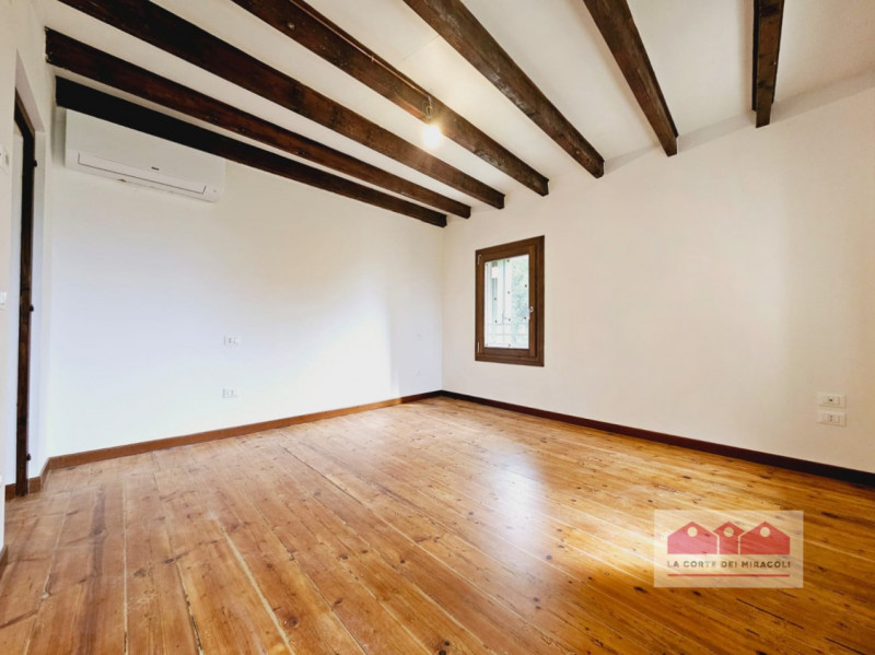 CREAZZO COLLE: BELLISSIMA BIFAMILIARE COMPLETAMENTE RISTRUTTURATA, CIRCONDATA DA UN PARCO, 3 CAME...