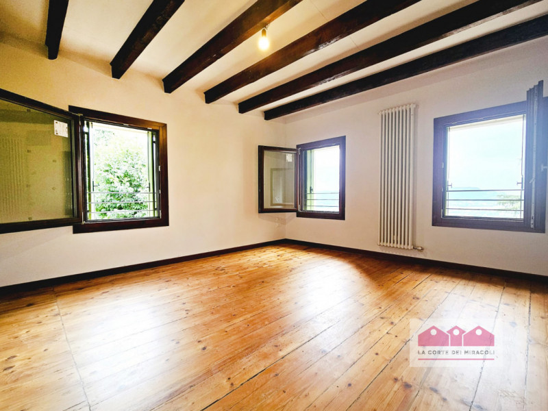 CREAZZO COLLE: BELLISSIMA BIFAMILIARE COMPLETAMENTE RISTRUTTURATA, CIRCONDATA DA UN PARCO, 3 CAME...