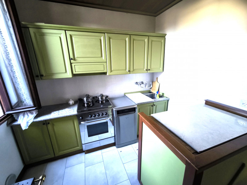 Scoprite questa affascinante casa singola terratetto situata nel cuore del quartiere Montà di Pad...